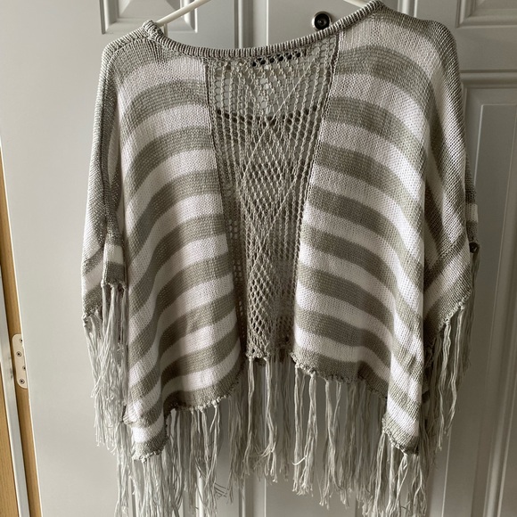 White and grey poncho style too/sweater - Picture 2 of 4